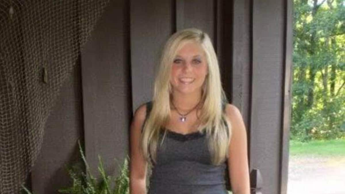 Holly Bobo poses for family photo