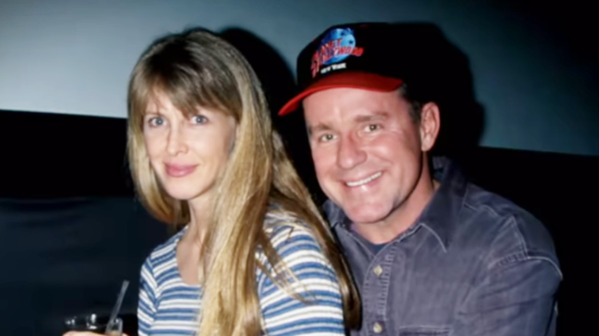 Phil Hartman and Brynn Omdahl hugging