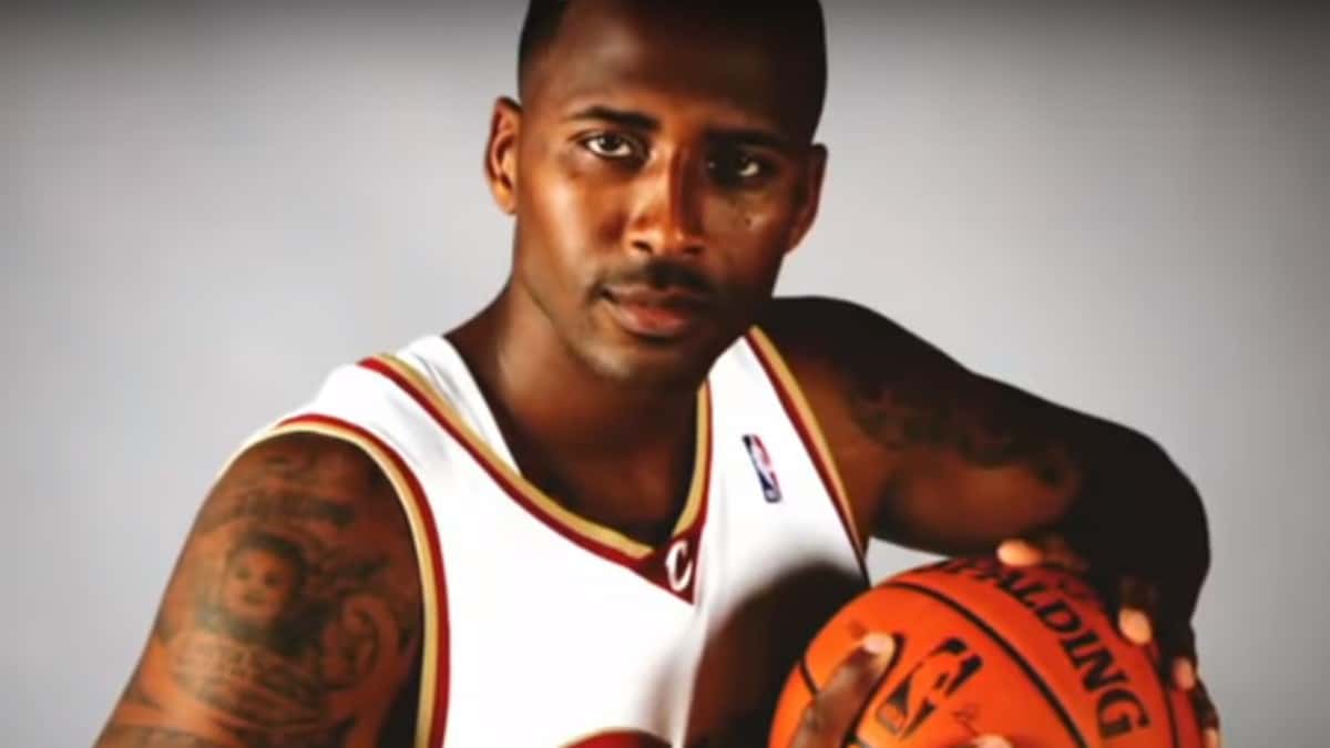 Lorenzon Wright hold a basketball