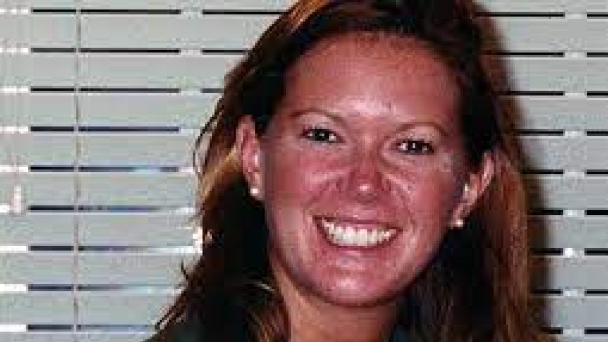 Dawn Viens smiling in missing persons police pic