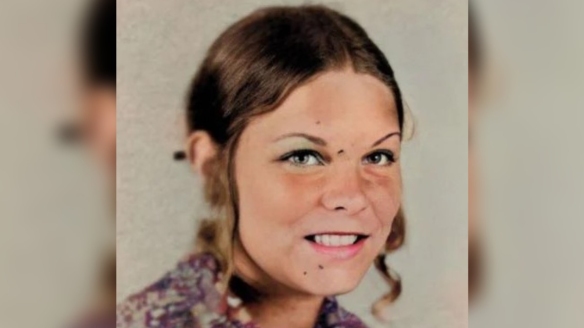 Lorena Gayle Mosley smiling in a profile pic